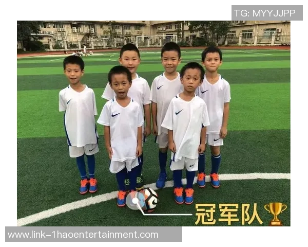 红衣服足球队的荣耀之路与梦想追逐的激情故事 红衣服足球队的荣耀之路与梦想追逐的激情故事